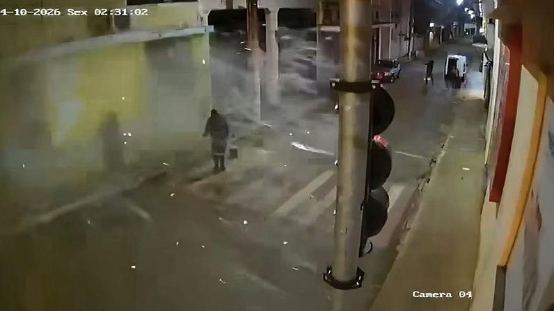 Cinco criminosos armados explodiram uma agência bancária durante a madrugada em Guidoval
