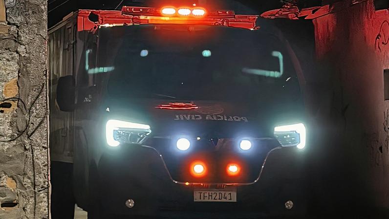 Rabecão da PCMG esteve no local e removeu o corpo do rapaz assassinado