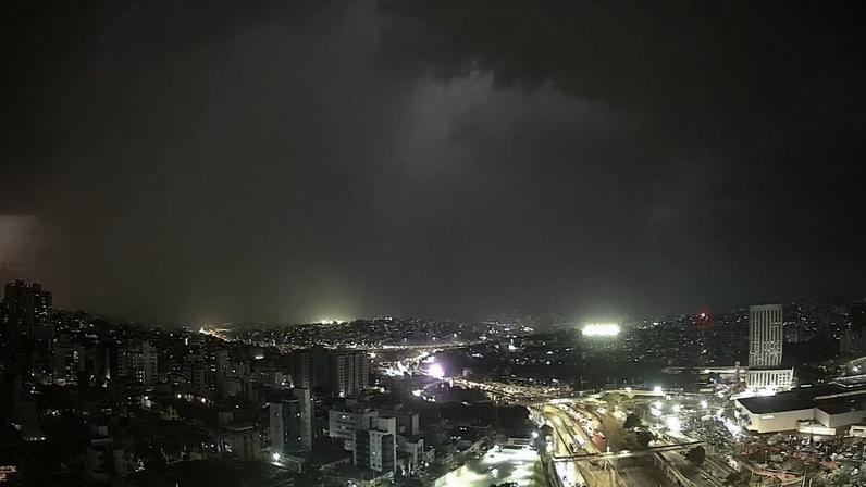 BH tem chuva extremamente forte após calor de quase 30ºC nesta segunda-feira (20)