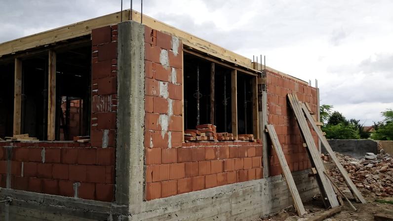 Imagem ilustrativa de casa sendo construída