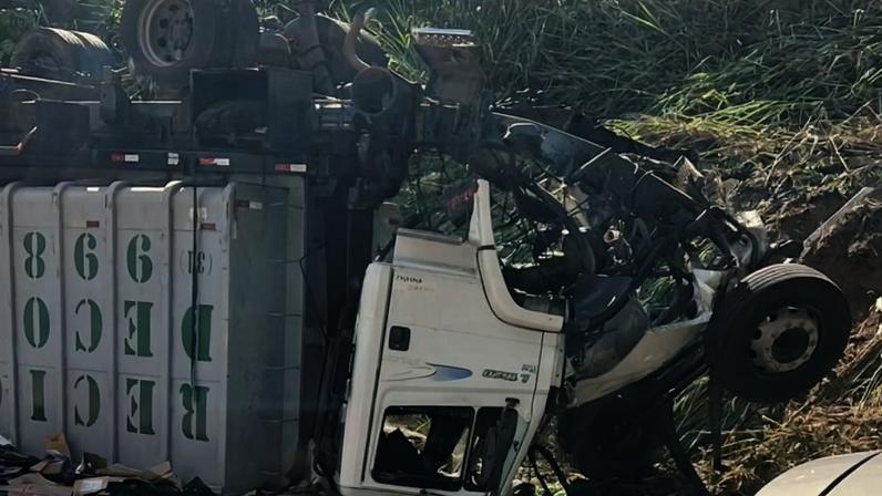 Acidente mobiliza os bombeiros no Anel Rodoviário