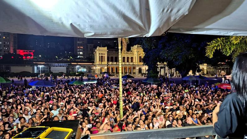 Cassiane encerra Jornada Pascoal e leva fiéis à Praça da Estação para cantar
