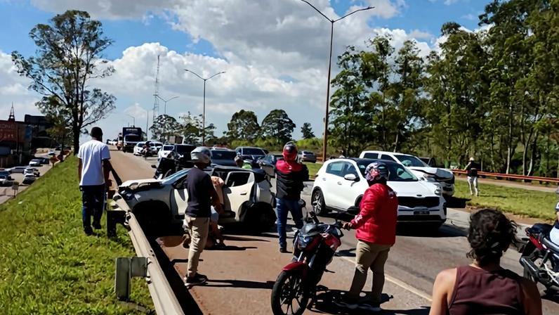 Pelo menos seis veículos se envolveram em engavetamento na BR-040, saída para o Rio de Janeiro