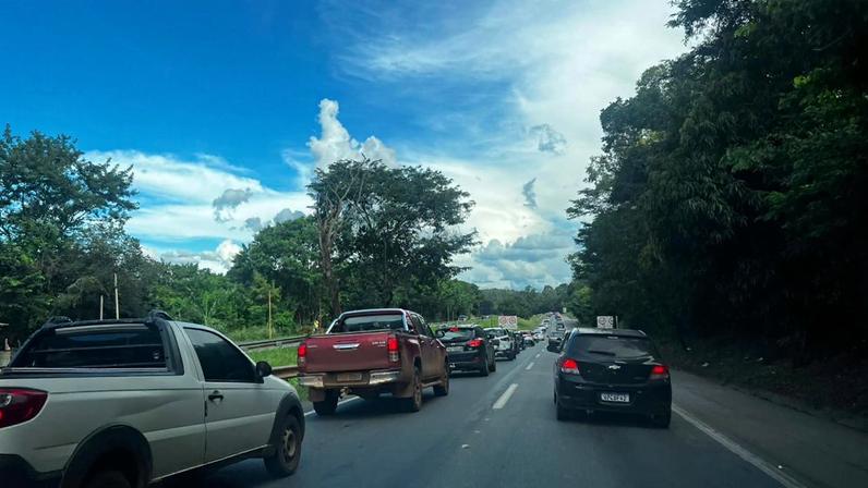 O tempo de espera no trecho ultrapassa 40 minutos