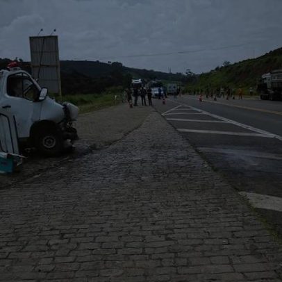 Batida entre ambulância e carreta na BR-116 em MG deixa dois mortos