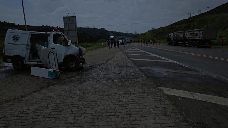 Segundo a PRF, ambulância invadiu a contramão antes de colidir com a carreta