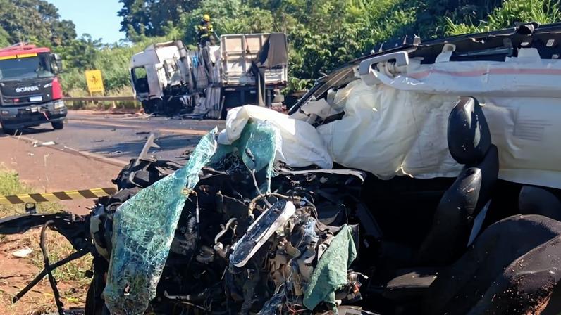 Homem morre em acidente entre carreta e caminhonete na BR-364, em Frutal