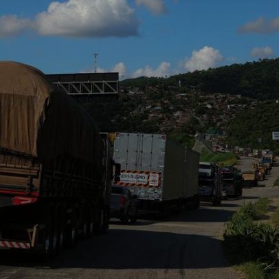 Trânsito permanece lento na BR-381 após acidente envolvendo carro da Band
