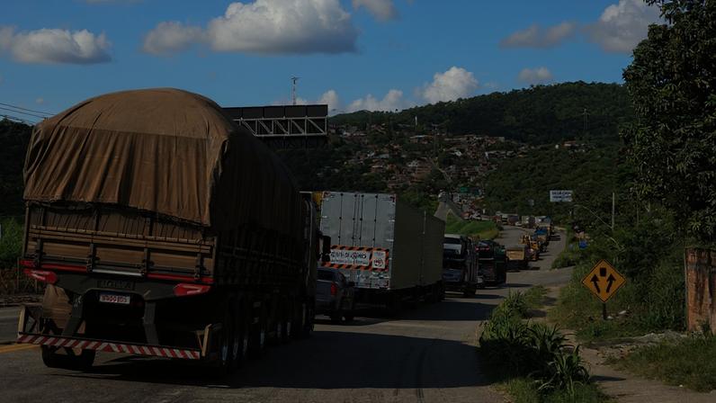 Motoristas que seguem no sentido Ravena enfrentam lentidão de pelo menos 5 km