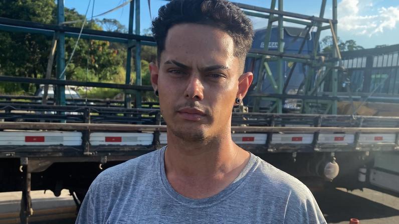 Após a batida, o motorista Leonardo Saldanha desceu do caminhão para prestar socorro