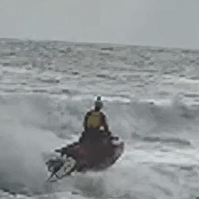 Bombeiros seguem buscas por turista mineiro desaparecido no mar em Cabo Frio