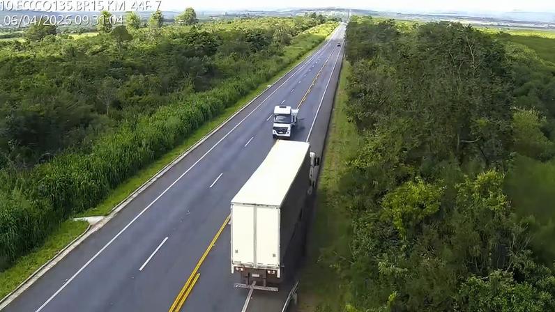 Vídeo registrou em que motorista de caminhão, sob efeito de drogas, quase colide frontalmente com outro caminhão na rodovia
