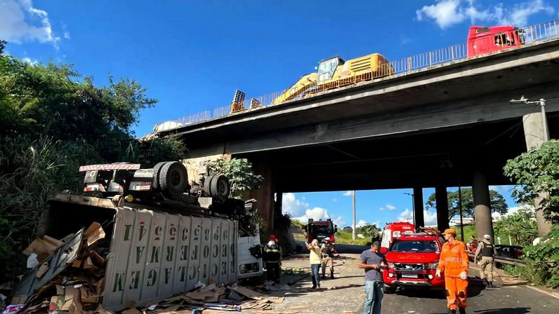 Caminhão cai de viaduto no Anel Rodoviário de Belo Horizonte