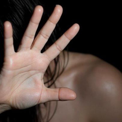 Homem que manteve mulher em cárcere ameaça cortar cabeça