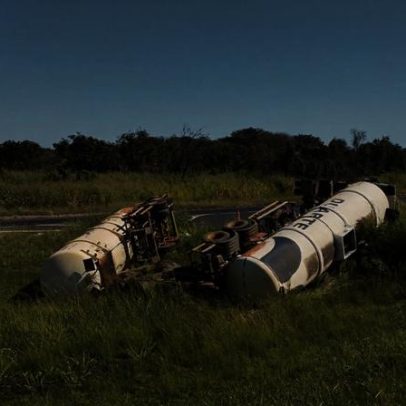 Carreta bitrem tomba na BR-153, no Triângulo Mineiro