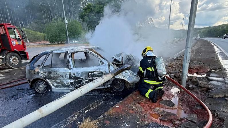 Quando bombeiros chegaram, automóvel já estava tomado pelo fogo