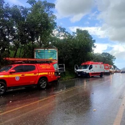 Acidente entre caminhões e caminhonete deixa morto e feridos em rodovia de MG