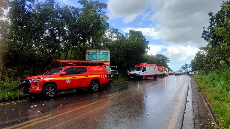 Colisão entre dois caminhões e caminhonete deixou uma pessoa morta na MGC-410