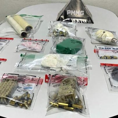 Criança de 2 anos é encontrada sozinha em casa com drogas e munições em MG