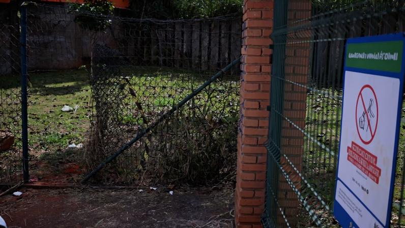 Há um buraco na cerca ao lado da portaria 2