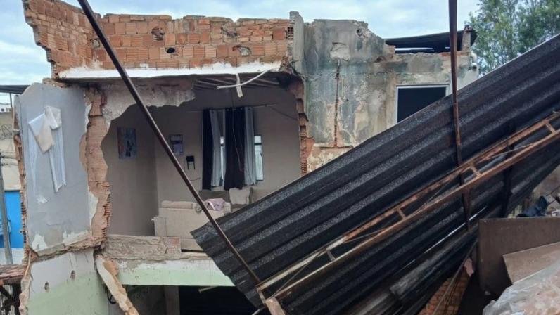 Além pessoas, dois animais de estimação também foram resgatados sem ferimentos