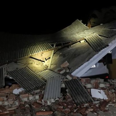 Casa desaba sobre carros em Minas Gerais, assusta moradores