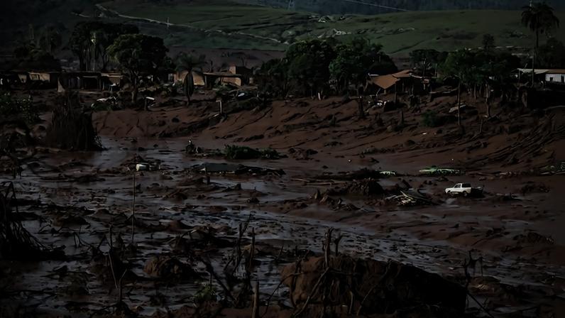 Rompimento da barragem de Mariana ocorreu em 5 de novembro de 2015.