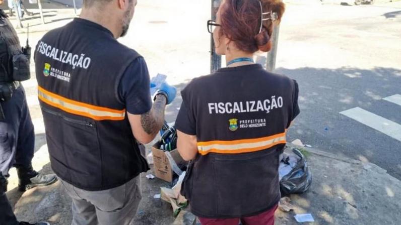 Fiscais da PBH flagraram irregularidades em 10 de 44 pontos de lixo no centro de BH