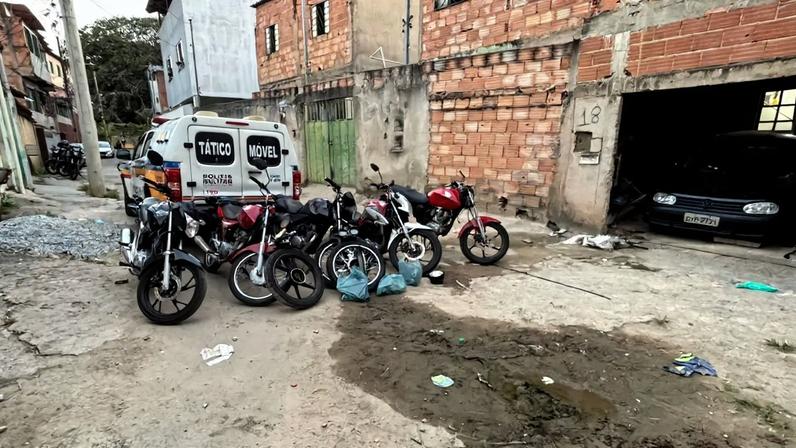 Veículos foram apreendidos