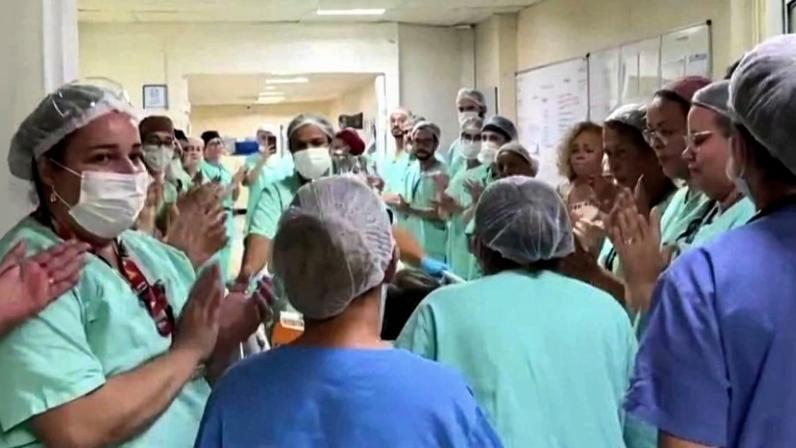 Funcionários do João XXIII aplaudem menino de 6 anos que teve os órgãos doados