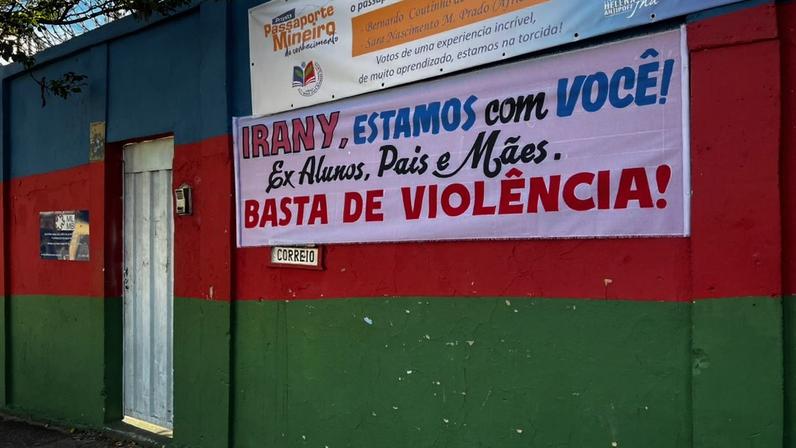 Faixa pendurada por integrantes da comunidade escolar pede o fim da violência
