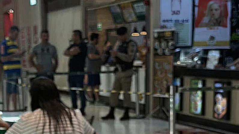 Vítima foi esfaqueada em praça de alimentação de shopping