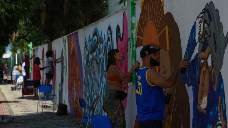 Artistas transformam muros do Estadual Central