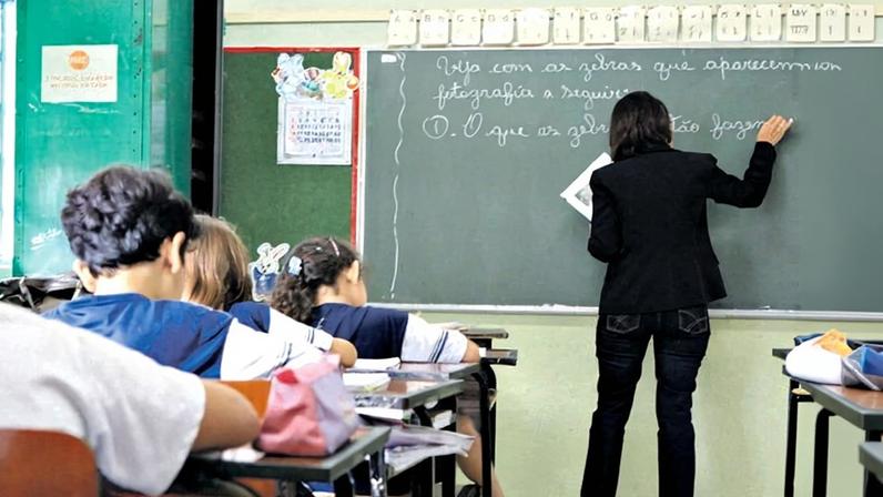 Professores da educação básica deixaram de receber mais de R$ 163 milhões em MG, em 2025
