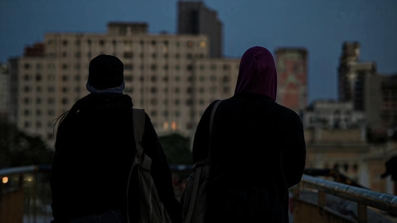 Pedestres se protegem do frio em Belo Horizonte