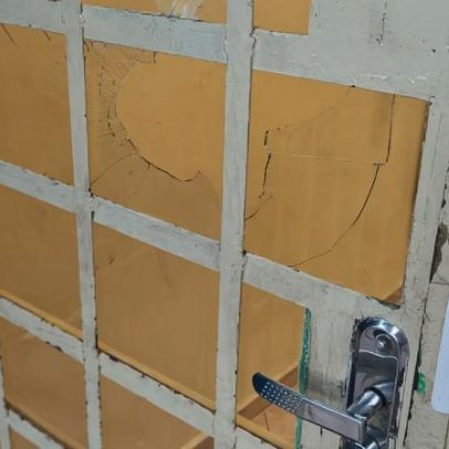 Pais invadem escola e agredem professor após discussão sobre brincadeira com bola