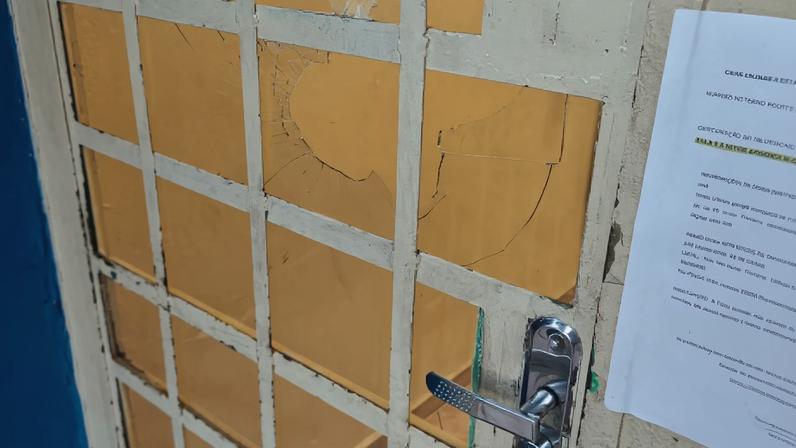 Um dos agressores ainda socou e danificou a porta de vidro da escola