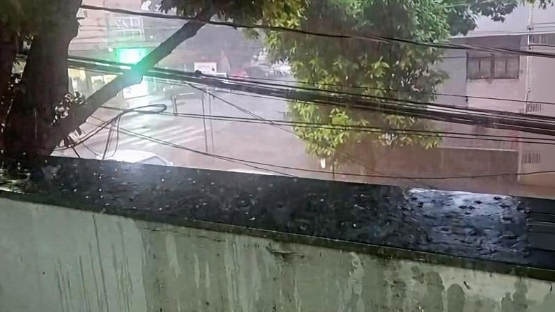 Choveu granizo na região Centro-Sul de Belo Horizonte nesta quarta-feira