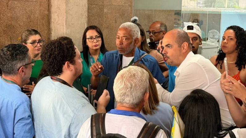 Em março, o governador de Minas ouviu demandas de servidores na porta da unidade