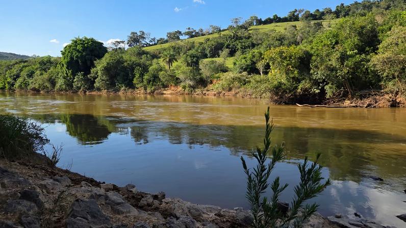 Idoso caiu no Rio das Mortes durante pescaria e foi encontrado morto pouco depois por familiares