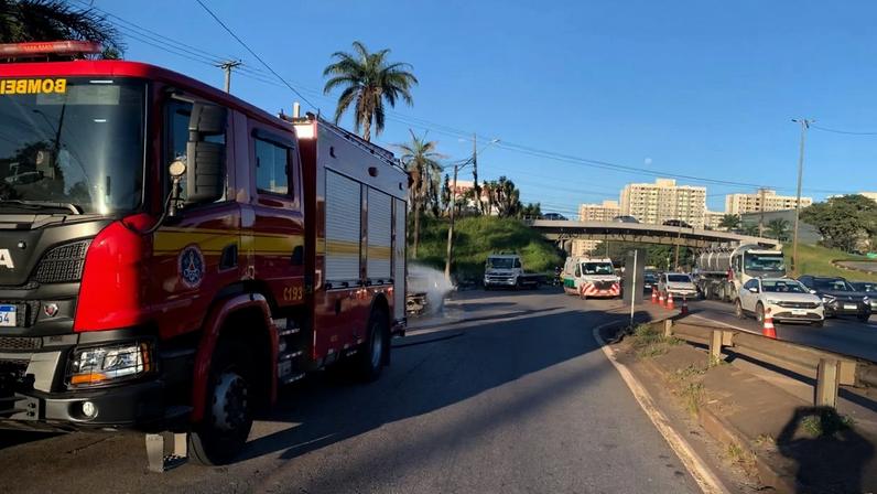 Segundo bombeiros, veículo estava parado no acostamento quando as chamas começaram