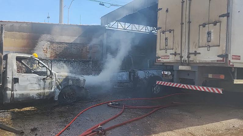 Caminhões pegam fogo dentro de oficina mecânica em Pouso Alegre