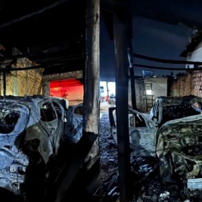 Incêndio destrói carro durante a madrugada em Minas Gerais