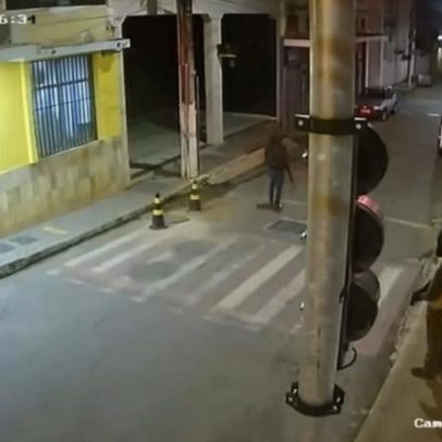 Carro é incendiado próximo a agência bancária atacada em MG
