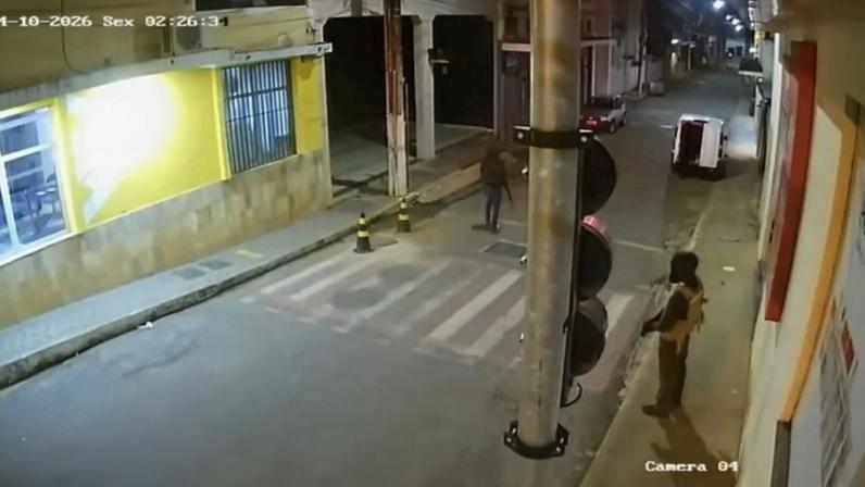 Carro abandonado e incendiado na MGC-120, em Guidoval, pode ter ligação com o ataque a banco