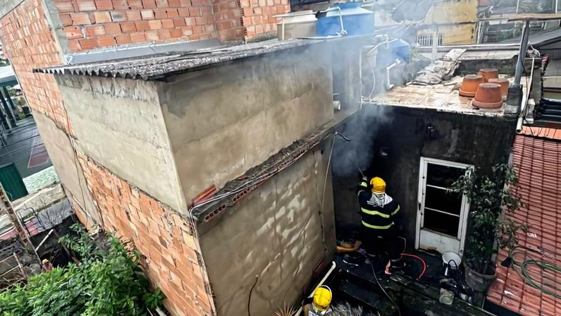 Incêndio atinge casa na região Oeste de Belo Horizonte