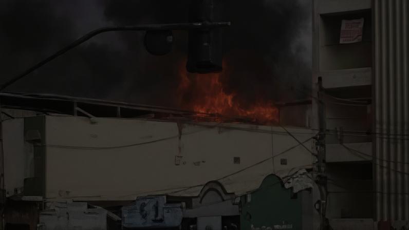 Bombeiros combatem incêndio de grandes proporções em supermercado de Teófilo Otoni