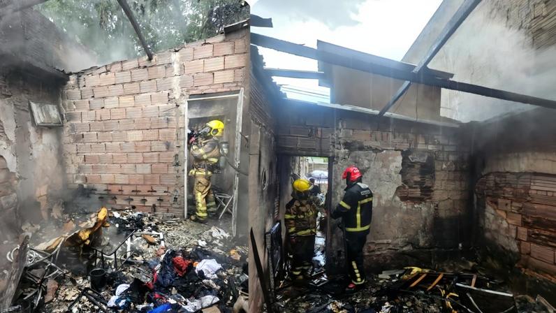 Corpo de bombeiros foi acionado para combate ao incêndio