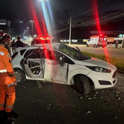 Homem morre após ser arremessado de carro em colisão com poste em MG