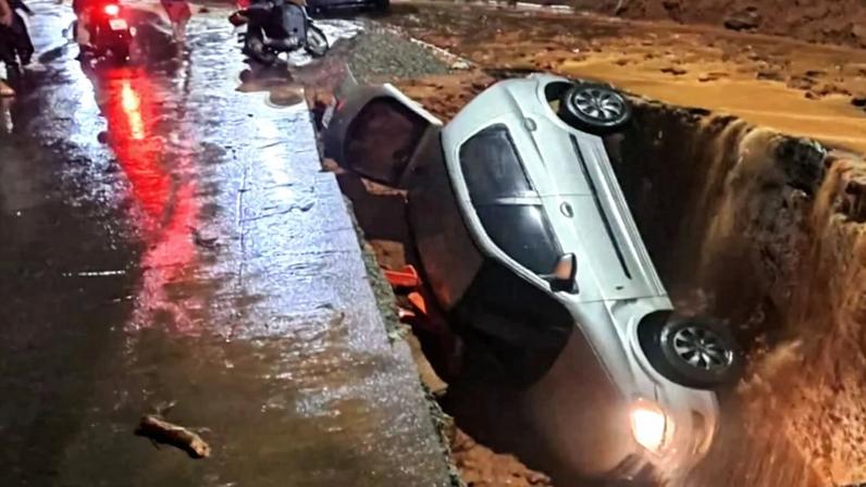 Acidente aconteceu na rua José Lourenço, no bairro Borboleta. Apesar do susto, o motorista não se feriu